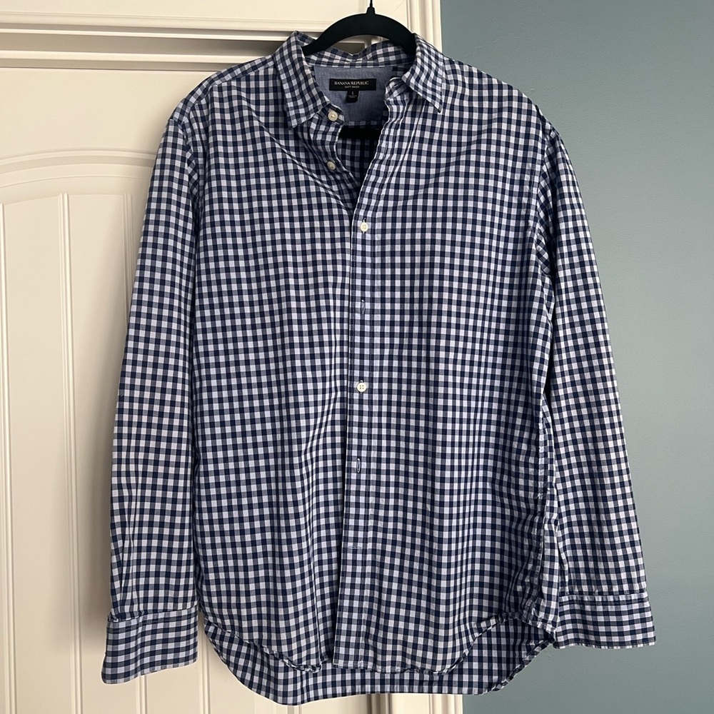 Soft wash men’s Banana Republic collared shirt. Like new.